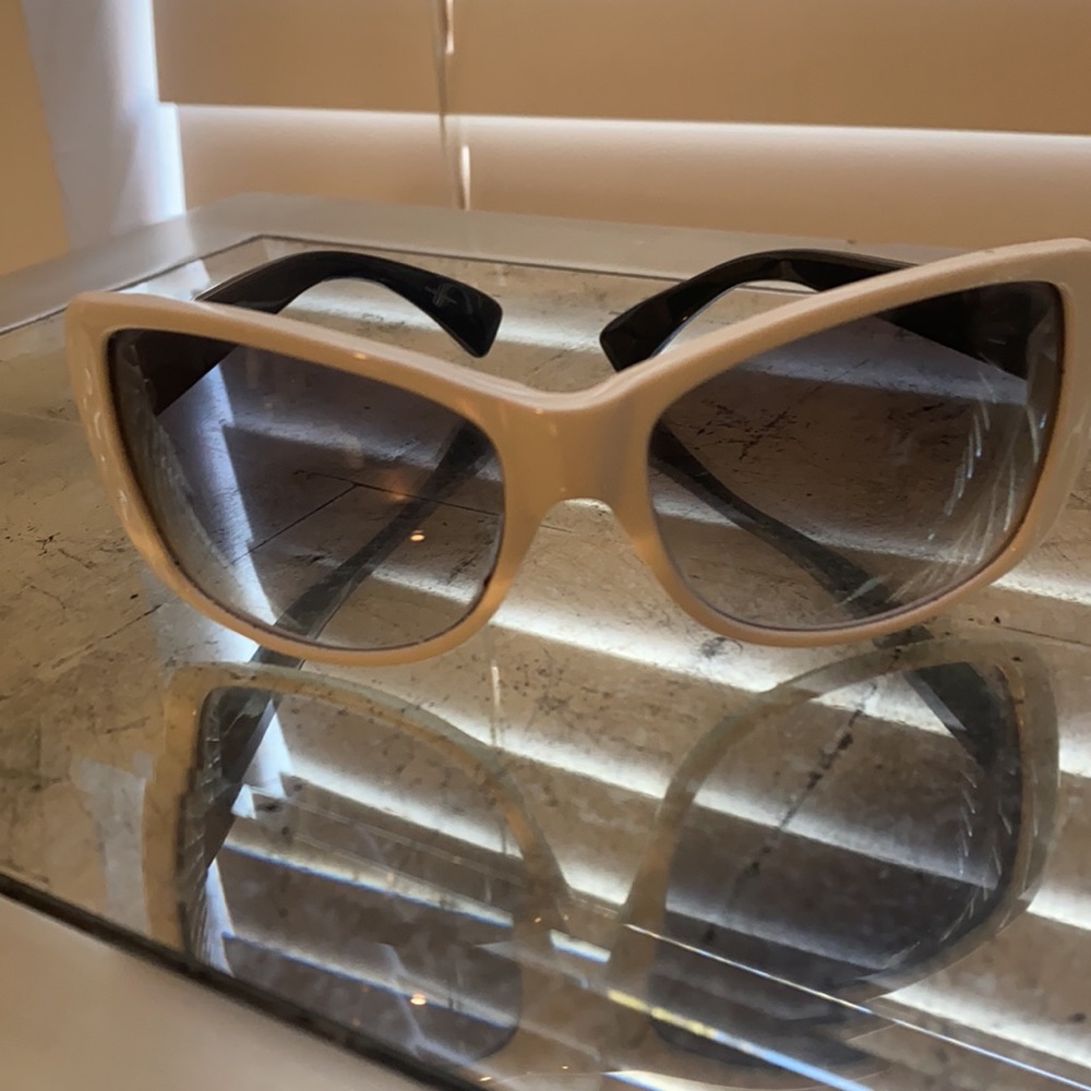 MARC BY MARC JACOBS WHITE WITH BLACK SUNGLASSES